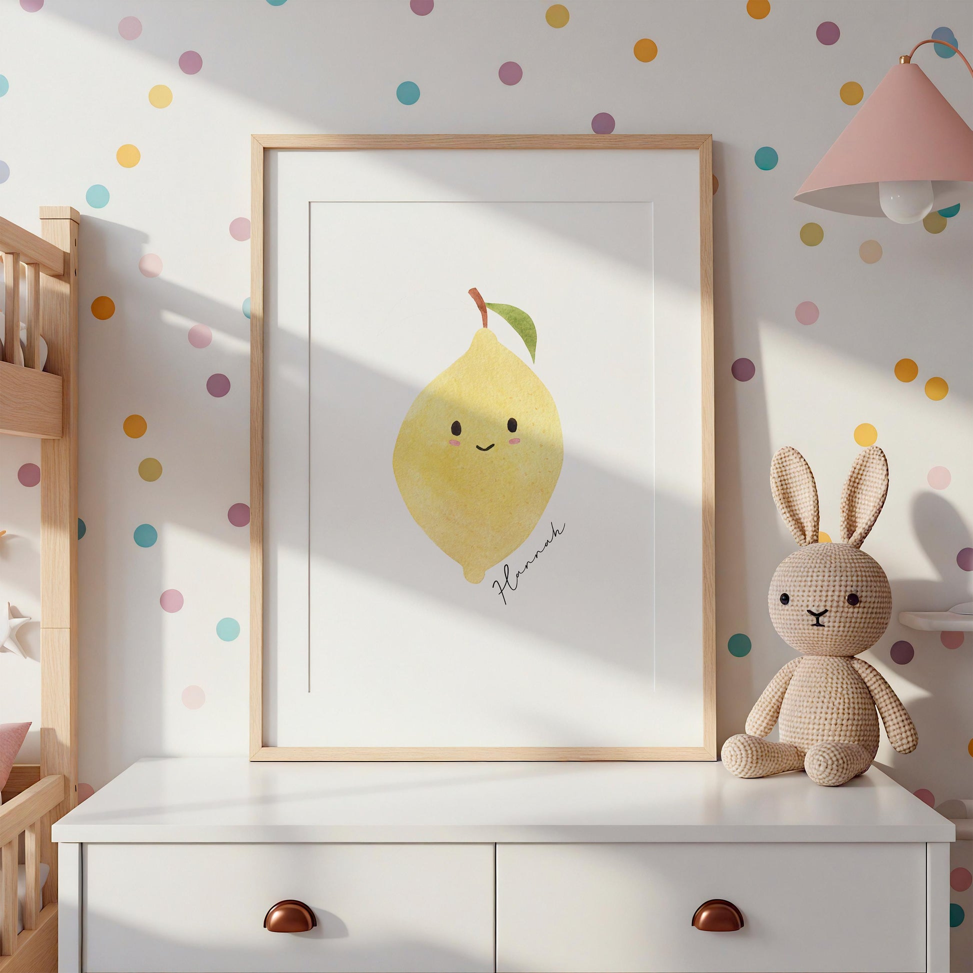 Namensposter Zitrone A3 & A4: Bild eines lächelnden gelben Obstes in Holzrahmen, umgeben von sanfter Kinderzimmerdekoration. Personalisierbar mit Namen und Geburtsdaten.