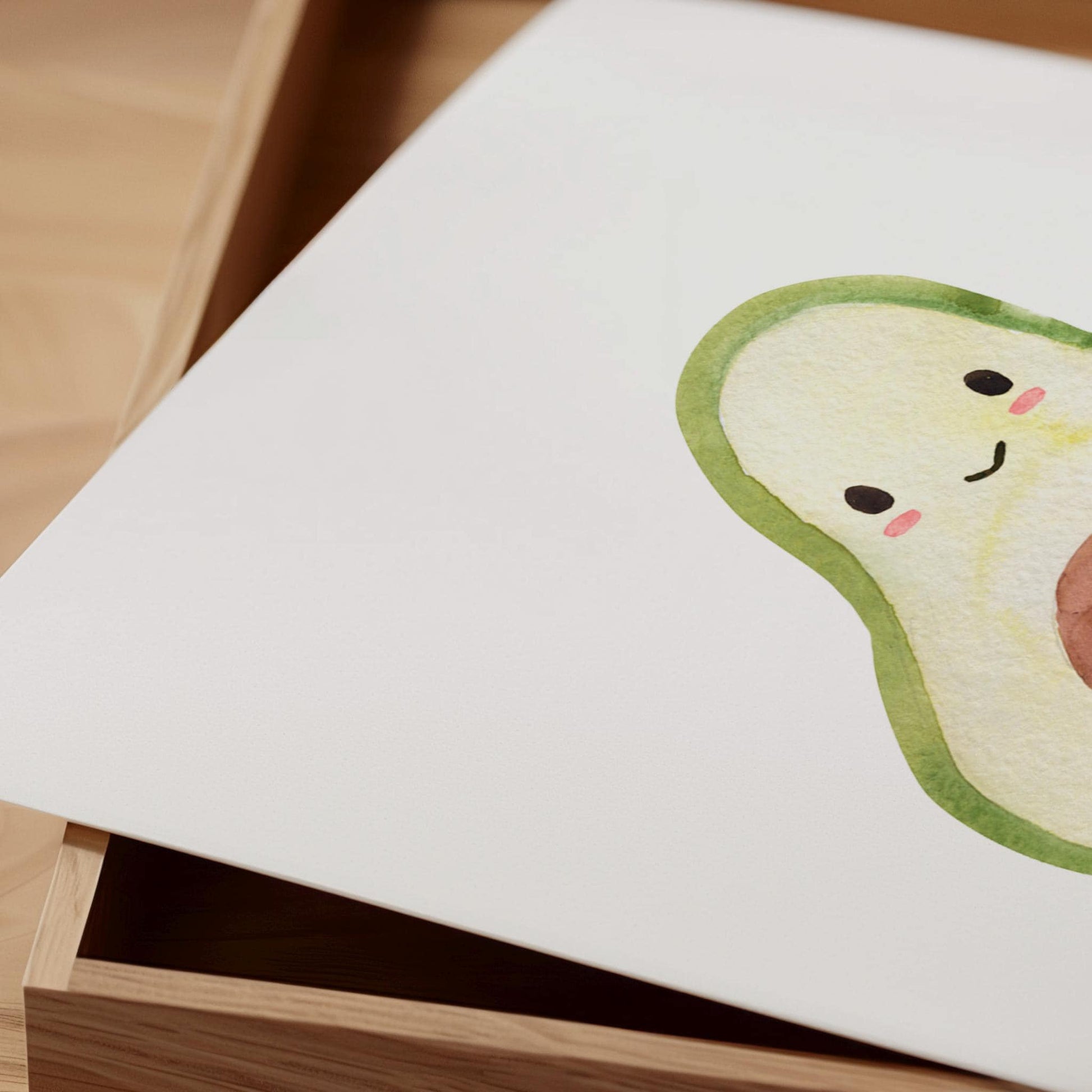 Holzbox mit leicht geöffnetem Deckel zeigt ein lächelndes Avocado-Motiv, passend zum Namensposter Avocado A3 & A4. Perfekt als personalisiertes Geschenk oder Kinderzimmerdeko.