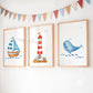 Posterset Boot Leuchtturm Wal A3 & A4: Drei Holzrahmenbilder zeigen ein Segelboot, einen Leuchtturm und einen Wal, mit pastellfarbenen Wimpeln darüber, an weißer Wand.