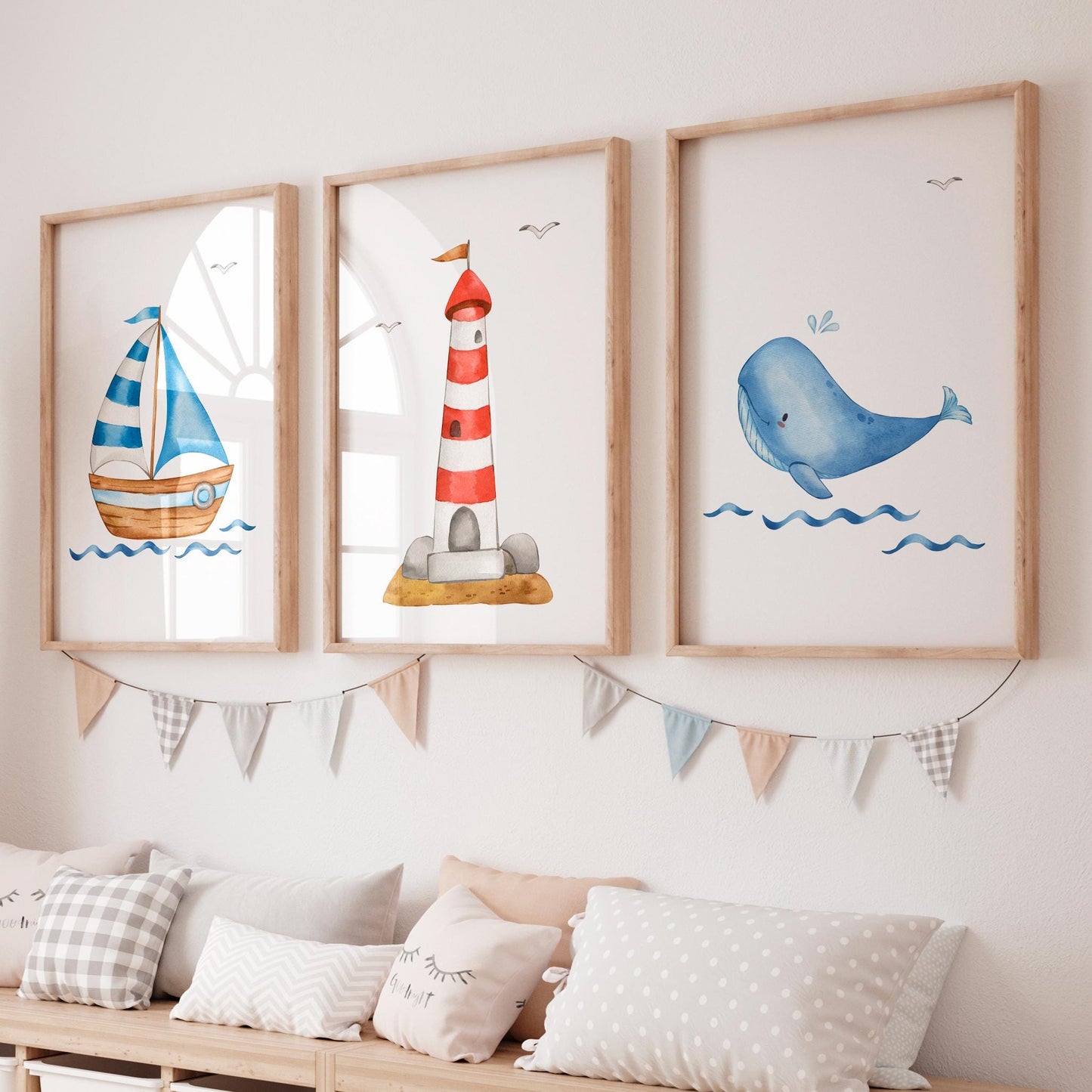 Posterset Boot Leuchtturm Wal A3 & A4: Drei maritime Aquarelle in Holzrahmen, ideal für Kinderzimmer. Segelboot, Leuchtturm, Wal auf FSC-zertifiziertem Papier.