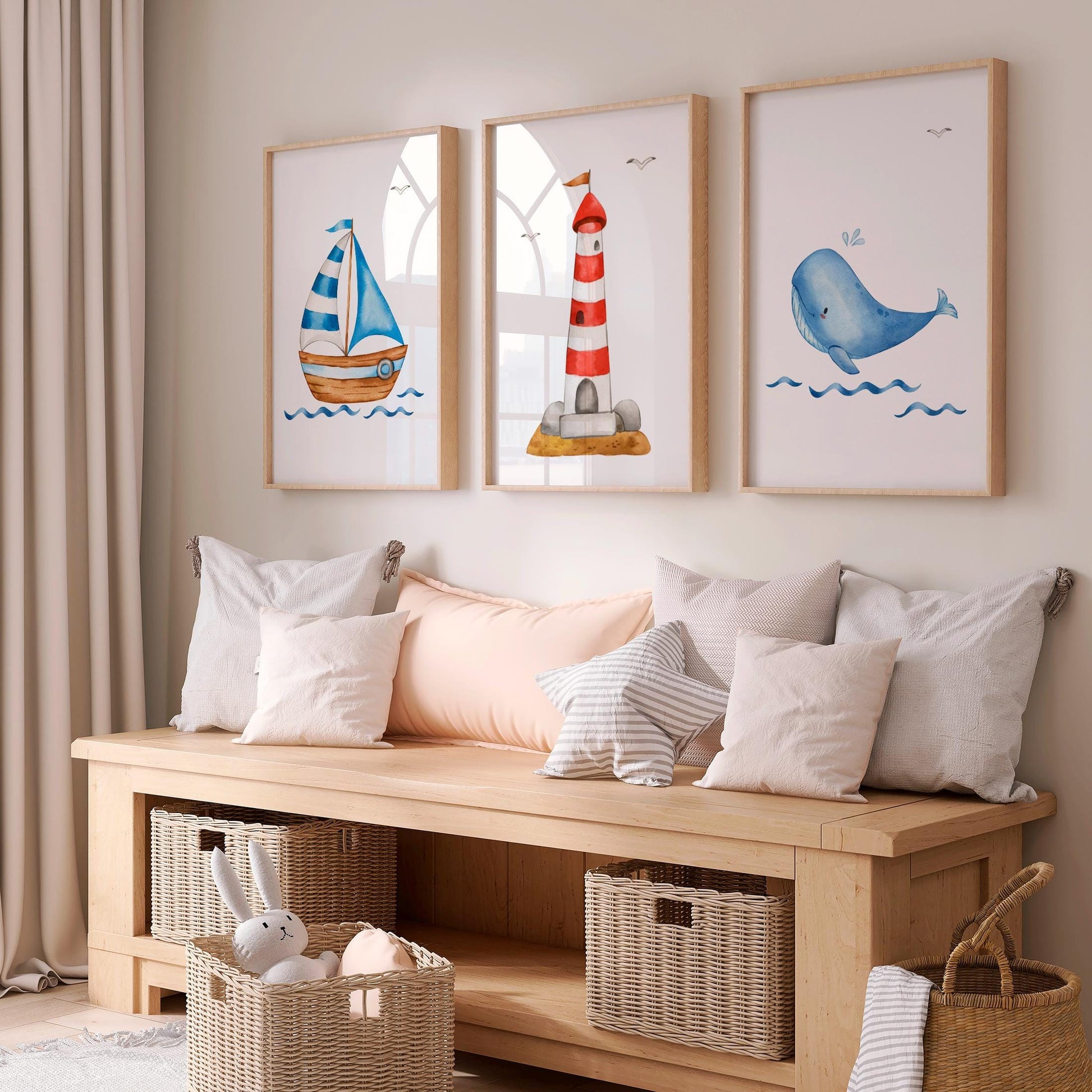 Posterset Boot Leuchtturm Wal A3 & A4 über Holzbank mit Kissen, darunter Körbe für Spielzeugaufbewahrung; perfekt für maritim inspiriertes Kinderzimmer oder Spielecke.