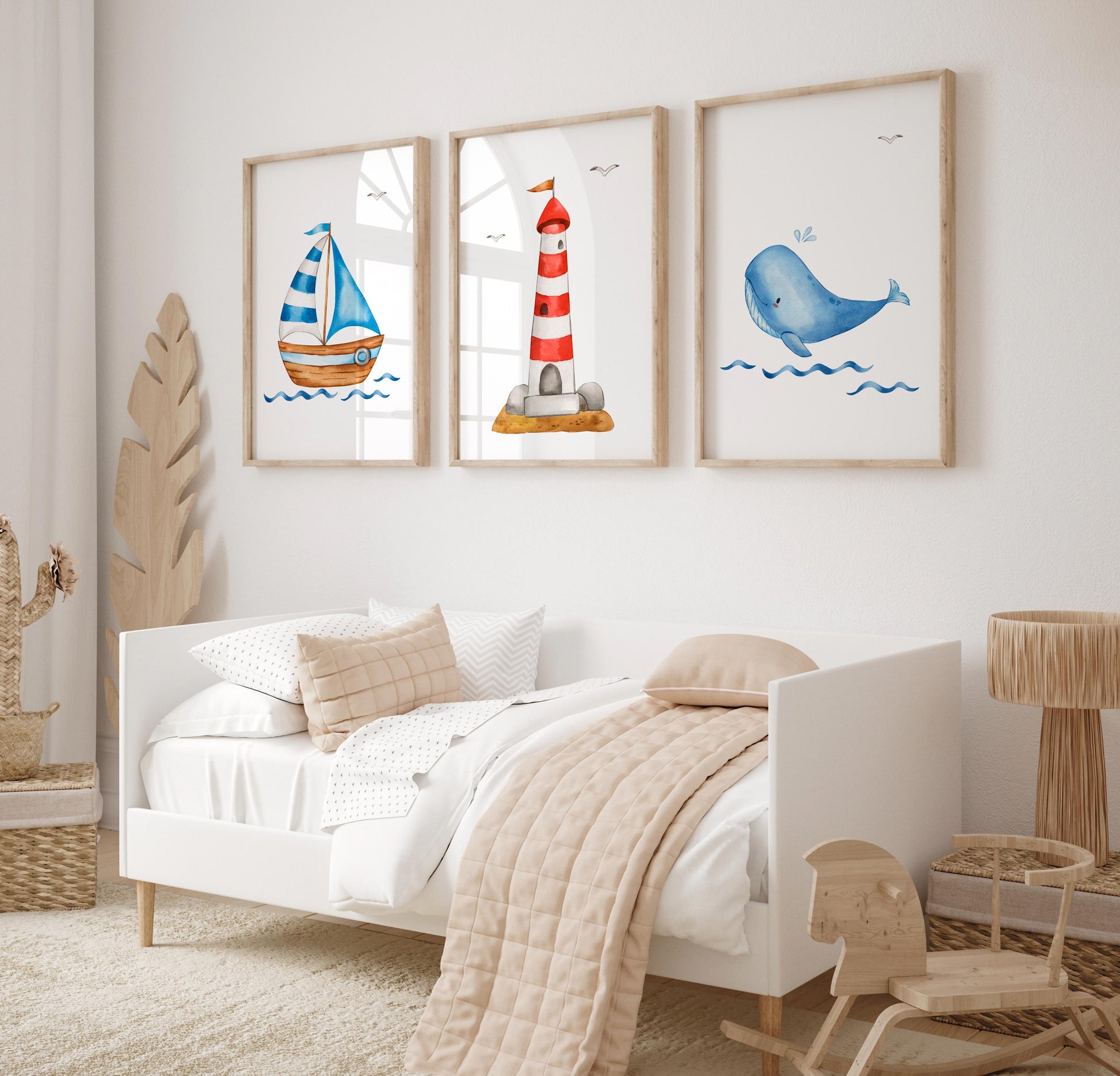 Posterset Boot Leuchtturm Wal A3 & A4 über Kinderbett in skandinavischem Kinderzimmer, mit maritimen Motiven: Segelboot, Leuchtturm, Wal, auf Naturpapier gedruckt.