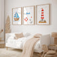 Namensposter personalisiert im 3er Set: Segelboot, Leuchtturm, und Name Noah mit maritimen Motiven, gerahmt über einem Kinderbett in einem minimalistischen Raum.