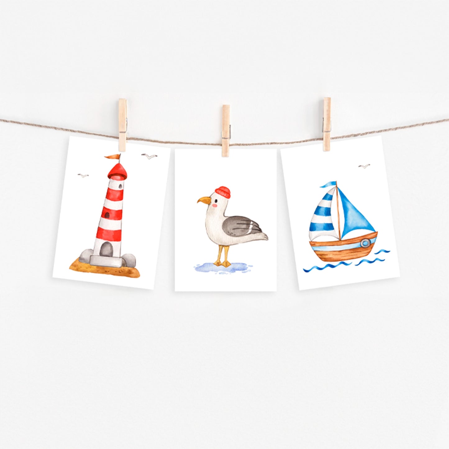 Postkarten Set Meer: 3er Set mit Leuchtturm, Möwe mit roter Mütze und Segelboot, auf hochwertigem Naturpapier, ideal für maritime Grüße oder Dekoration.