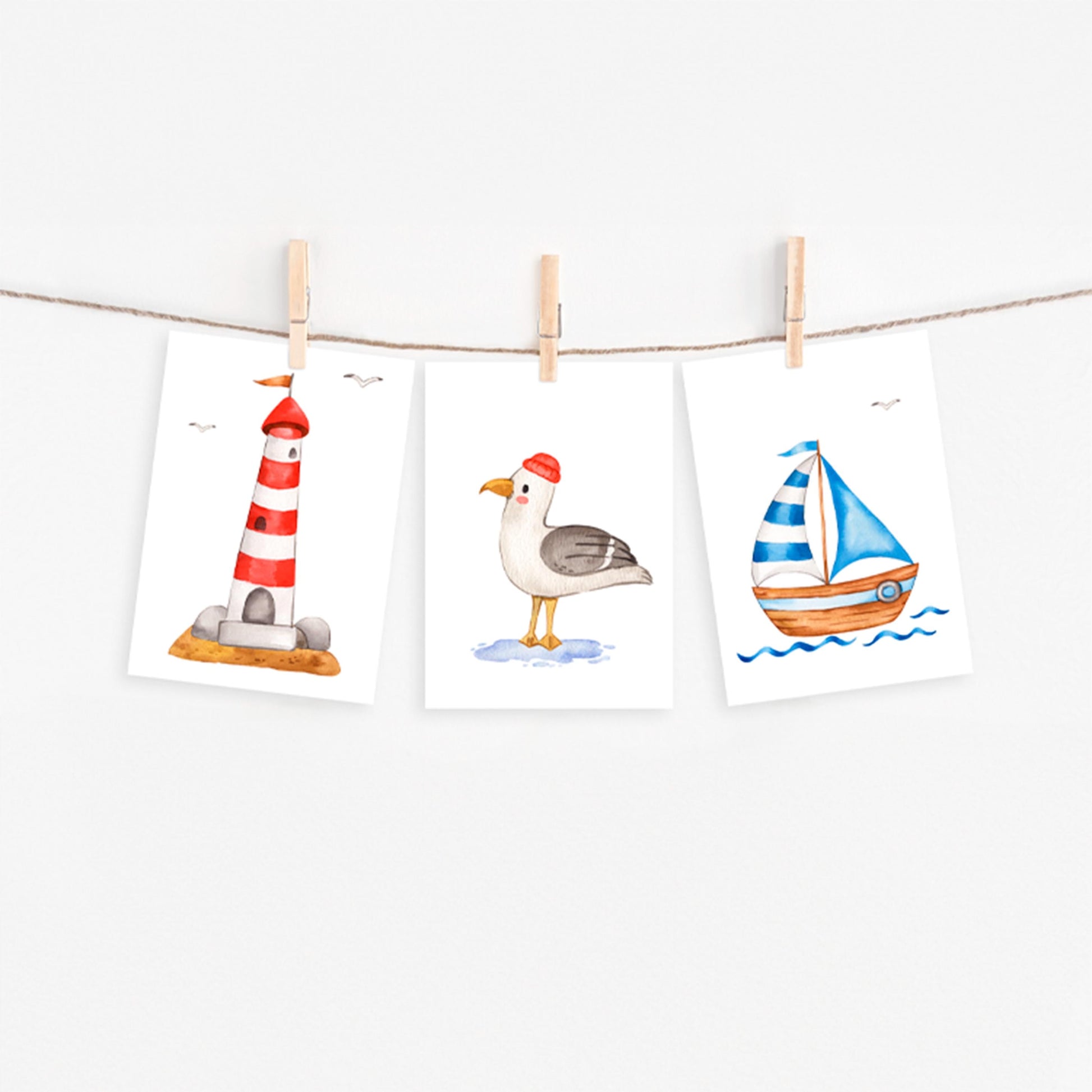 Postkarten Set Meer: 3er Set mit Leuchtturm, Möwe mit roter Mütze und Segelboot, auf hochwertigem Naturpapier, ideal für maritime Grüße oder Dekoration.