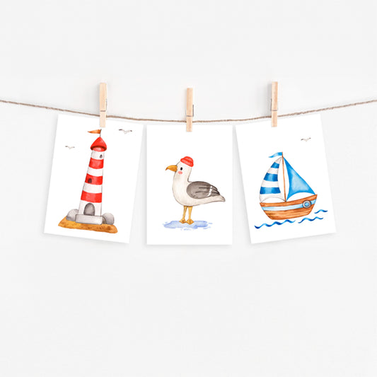 Postkarten Set Meer: 3er Set mit Leuchtturm, Möwe mit roter Mütze und Segelboot, auf hochwertigem Naturpapier, ideal für maritime Grüße oder Dekoration.
