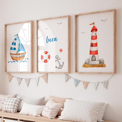 Namensposter personalisiert im 3er Set: Segelboot, Leuchtturm, und Namensschild mit maritimen Motiven, ideal für Kinderzimmer-Dekoration.