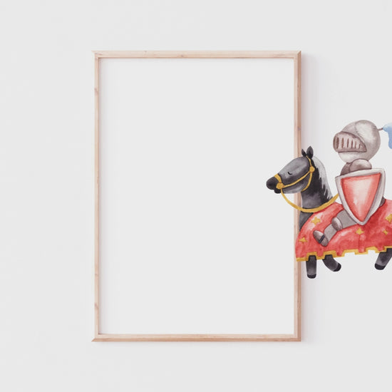 Video Animation. Ein illustrierter Ritter in Rüstung reitet auf seinem schwarzen Pferd mit roter Decke in einen Bildrahmen aus Holz. Poster für Kinder perfekt als Dekoration für das Kinderzimmer.