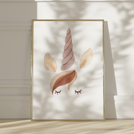 Poster mit handgemalter Silhouette von Einhorn. Gerahmt an eine Wand gelehnt