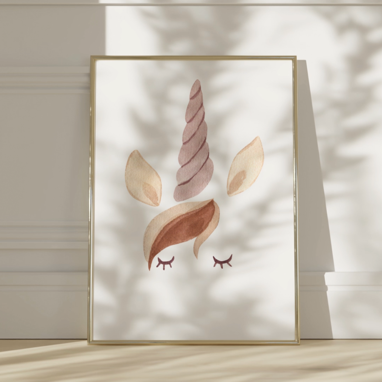 Poster mit handgemalter Silhouette von Einhorn. Gerahmt an eine Wand gelehnt
