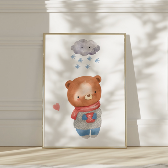 Poster Bär im Schnee A4 & A3: Detaillierte Aquarell-Illustration eines Teddybären mit Schal und Pullover, ideal für die Kinderzimmerdekoration. Hochwertiger Druck auf stabilem Naturpapier.