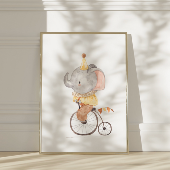 Poster Elefant auf Fahrrad A4 & A3: Handgemaltes Aquarell, Vintage Zirkus Elefant auf einem Fahrrad. Auf hochwertigem, mattem 300g Naturpapier gedruckt. Perfekt für Kinderzimmer.  Video